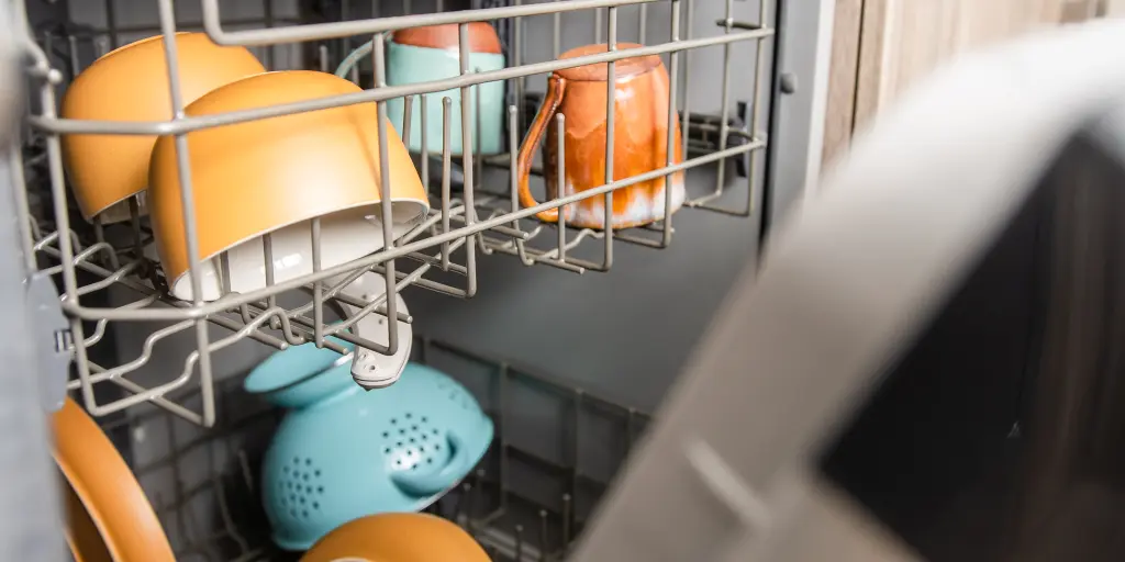 Safe food handling during proper cleaning of dishwashers