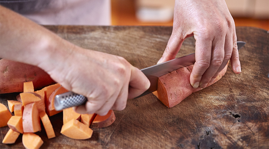 Safe food handling during proper cleaning of knives